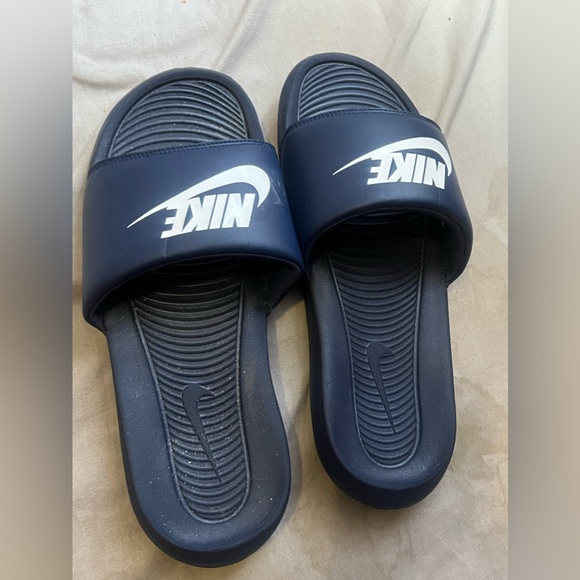 Nike Bennassi Slides - Picture 2 of 2